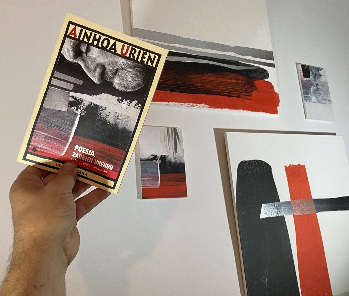 Mamia jaso eta azala eman diot  @AinhoaUrien en liburuari.  Azalak mamia sortu ere.