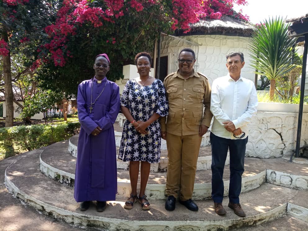 TunduALissu's tweet photo. In Mara we'd the honour of spending the night at Mwitongo, the birthplace &amp; resting place of Mwl. J. K. Nyerere. We're privileged to be hosted by Madaraka, one of Mwalimu's sons, his sister Neema &amp; her husband Carlo Giero both of whom treated us to a sumptuous dinner &amp; breakfast. https://t.co/wXpJj3eCRm