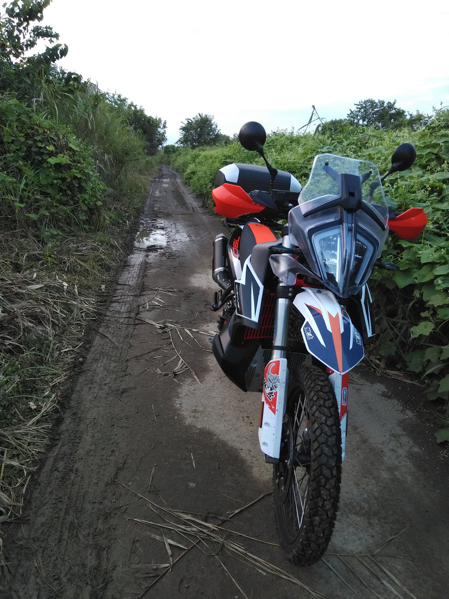 KTM819O4's tweet photo. #渡良瀬川沿い #ヌタチュルは嫌い #絶対服を汚したくないマン #TKC70 https://t.co/nPY57v6C3x