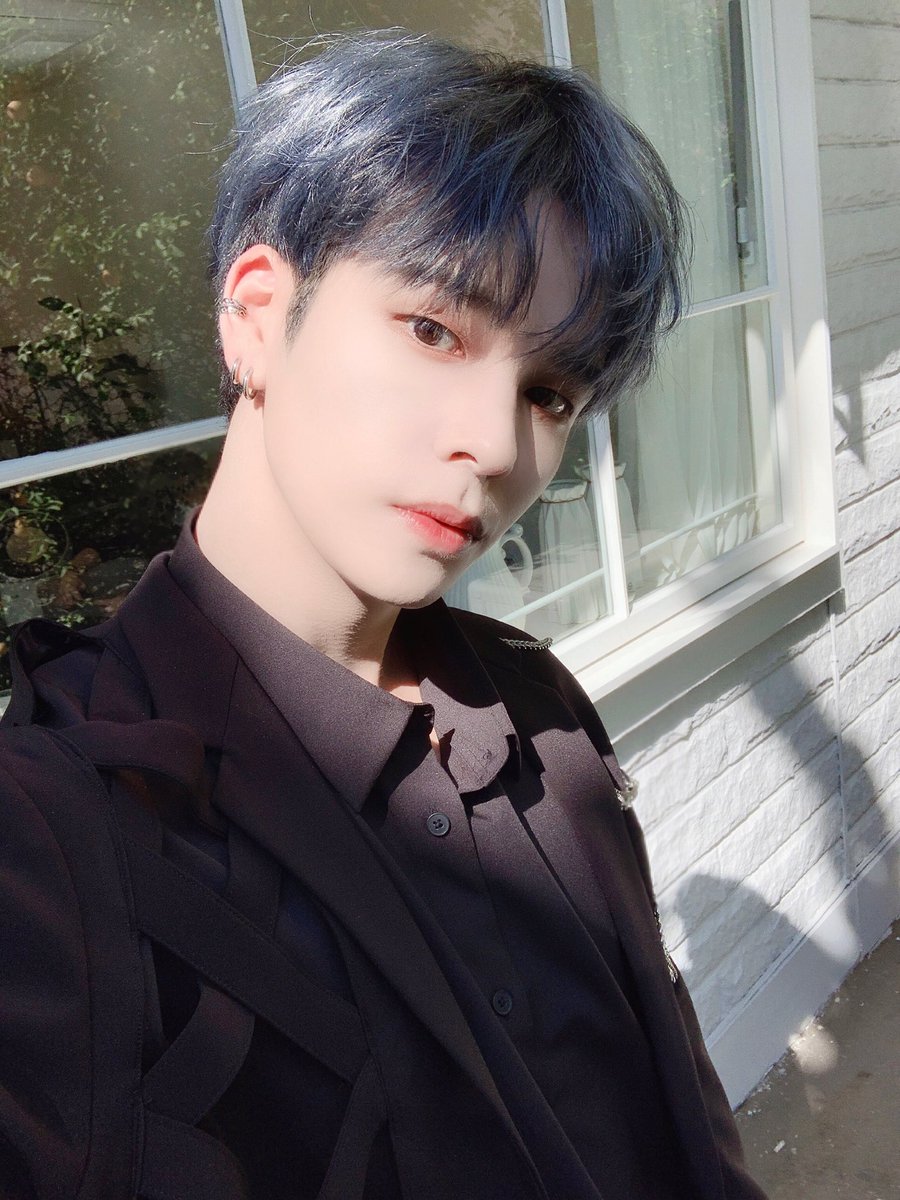 CRAVITY_twt's tweet photo. 러비티!!저희 2번째 앨범 플레임 막방까지
함께 해줘서 너무너무 고마워요❤️
앞으로도 평생 함께해요 러비티
많이많이 좋아해요🥰
보고싶어요
#크래비티 #세림 #자연광셂 https://t.co/6efiB1Y0fM