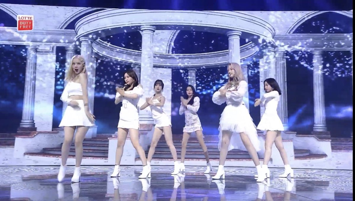 GFSquad__com's tweet photo. [PIC] 200927 - @GFRDofficial performing  #Apple at Lotte Duty Free Online Family Concert!

#여자친구 #GFRIEND_LotteConcert https://t.co/BTERZCg20f