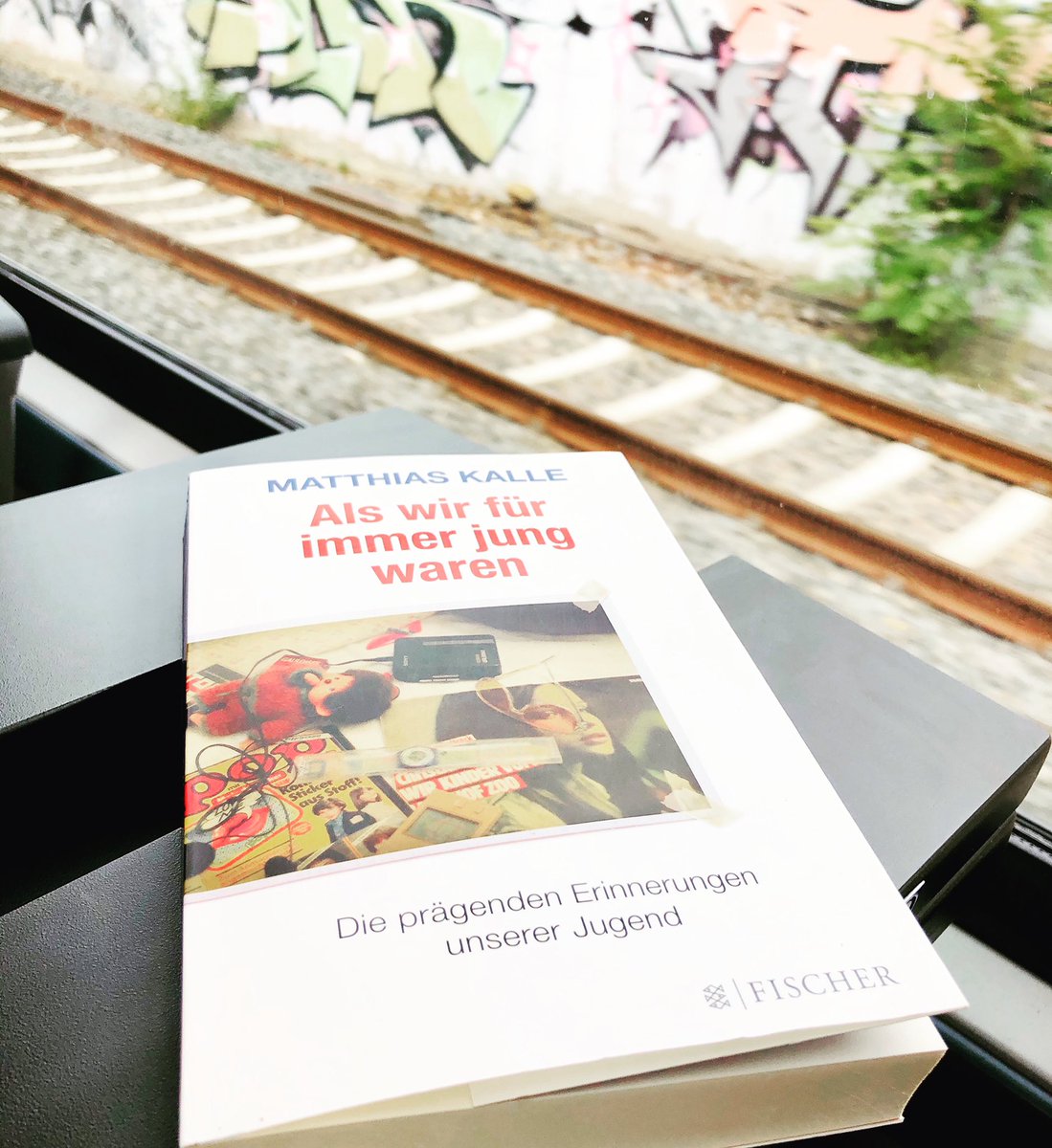 Luetkehaus's tweet photo. Dem Thema Generationen nähert sich @matthiaskalle durch persönliche Erinnerungen an seine (und damit größtenteils auch meine) Jugend:
„Als wir für immer jung waren“
#generationen #generationx #aboutgenerations #crossgenerational #talkingaboutmygeneration #fischerverlag https://t.co/lPvmYLtZ3M