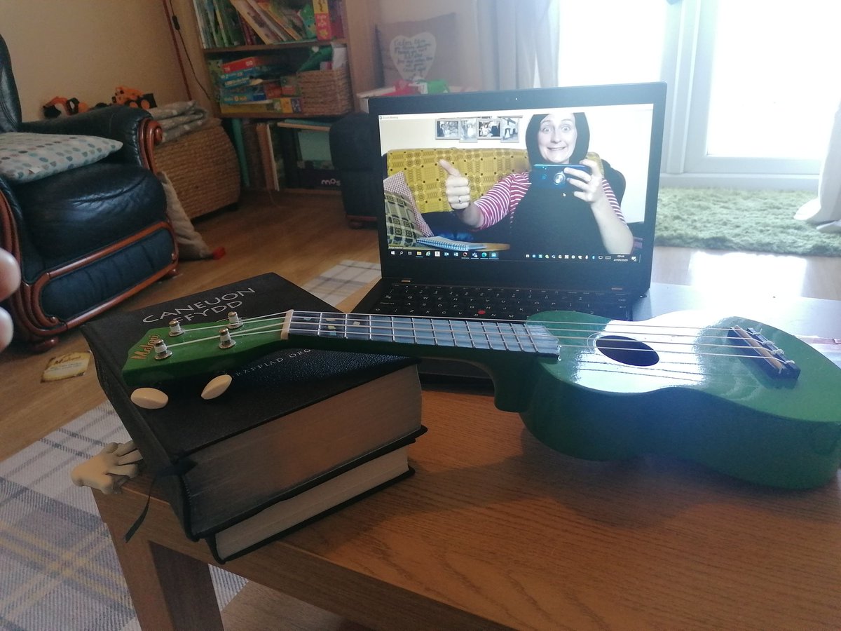 Yr iwc, y laptop a'r Caneuon Ffydd yn barod i fynd! <a href="/BedyddGogTeifi/">Bedyddwyr Gog Teifi</a>