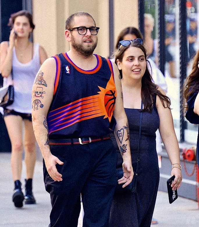 Walk In Cinema Beanie S Brother ビーニー の兄 と刺繍が入った服 画像3枚目 を着るほど仲良しなジョナ ヒルと妹ビーニー フェルドスタイン ビーニーは レディバード 主人公の親友役や ブックスマート では主役モリーを演じています