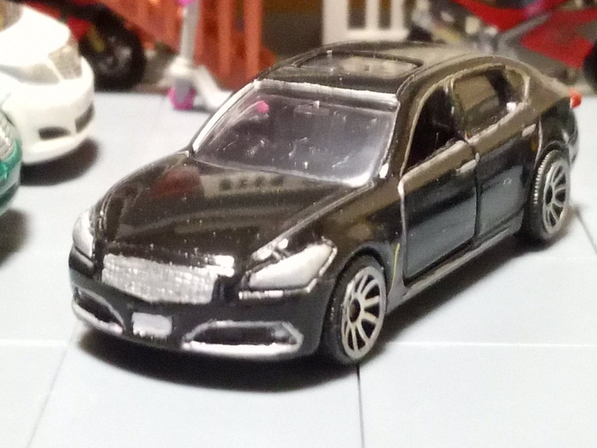 Hero Car トミカ改造 日産シーマ ロビン仕様です トミカ シーマ を コードネームミラージュ に登場するaiカーロビンをイメージして改造しました 劇中で車名紹介無ですがメッキフォグ周りとリアナンバーガーニッシュでシーマだと思います