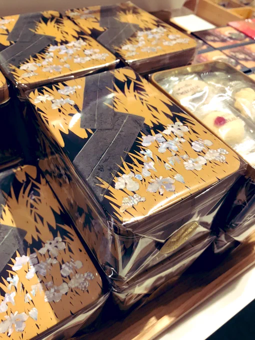 東博土産の「八橋蒔絵螺鈿硯箱クッキー」の缶。300年後には、新しい日本文化の傑作とか言われてそうなクオリティ。工藝2020のお土産にぜひ。

← 光琳作の国宝 クッキーの缶→ 