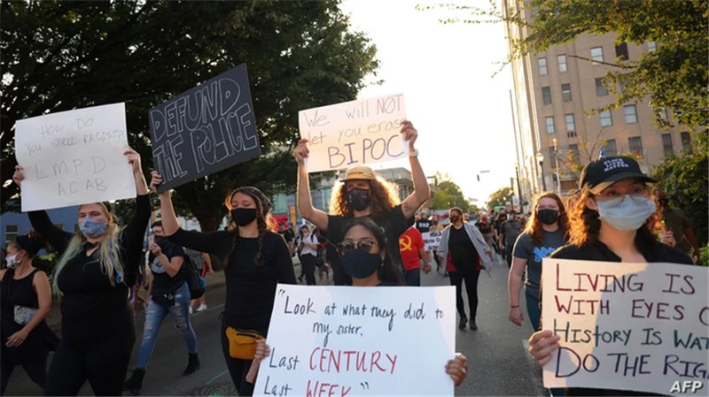 MariaBelson's tweet image. A diverse crowd of hundreds marched through the streets of Louisville chanting Black Lives Matter on Saturday night, the fourth night of protests after a grand jury declined to charge officers with homicide in the fatal shooting of Breonna Taylor. #BLM