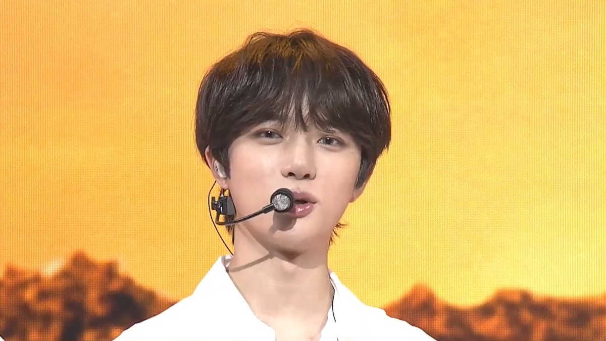 CBGFILES's tweet image. the star of the concert #범규 #TXTLotteConcert