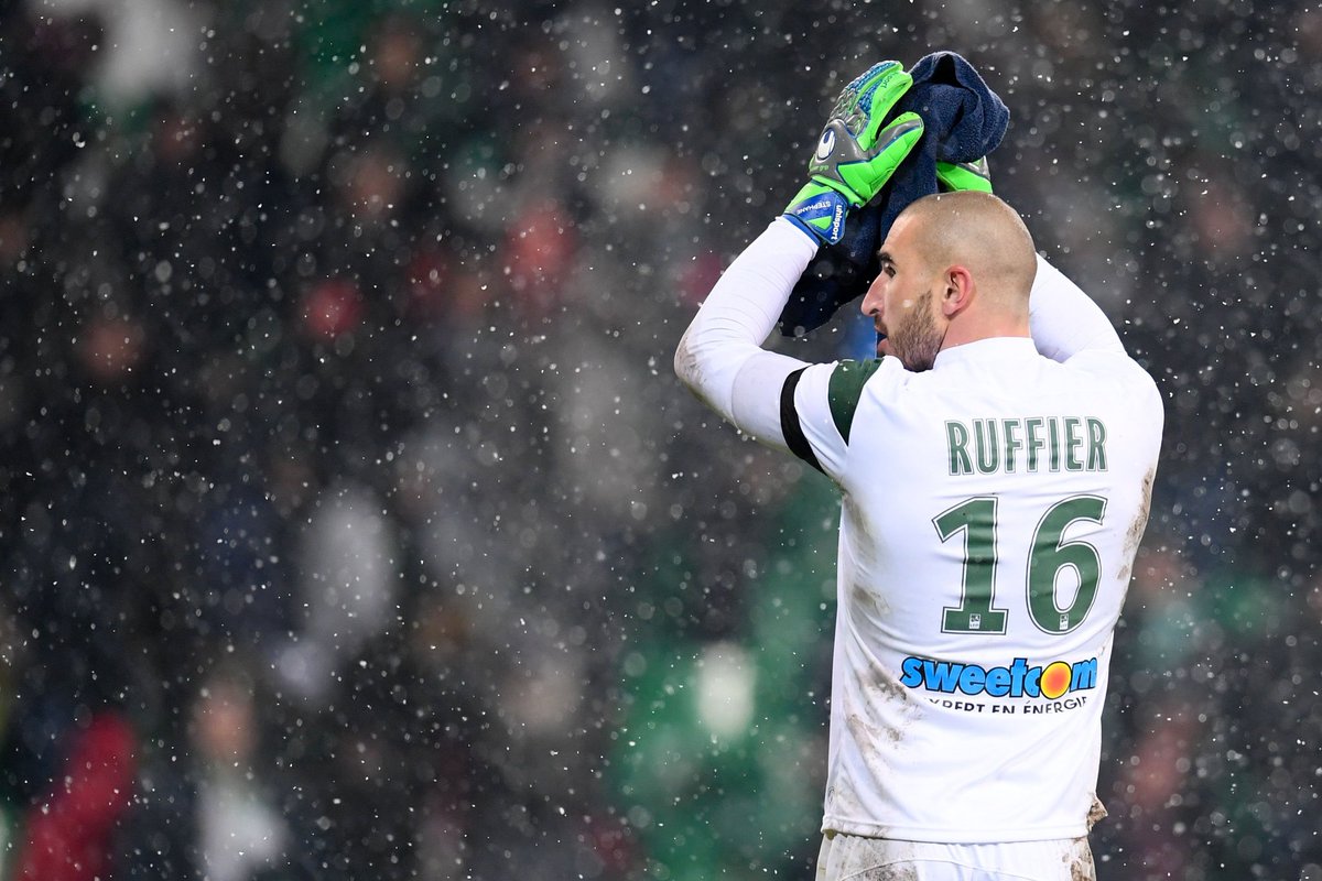 Stéphane Ruffier fête aujourd\hui ses 3  4  ans !

Happy Birthday Ruff!  