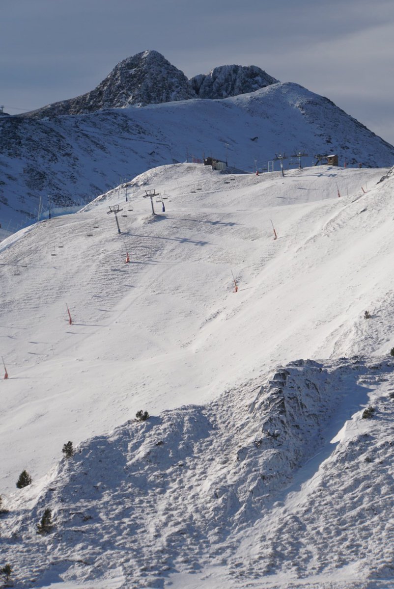 nwpowderdays's tweet image. #powderalert #andorra 27.09.2020
Así están las pistas en los sectores de Pas de la Casa y Grau Roig en @grandvalira 🙌🙌🙌💎🔝🇦🇩⛷🏂