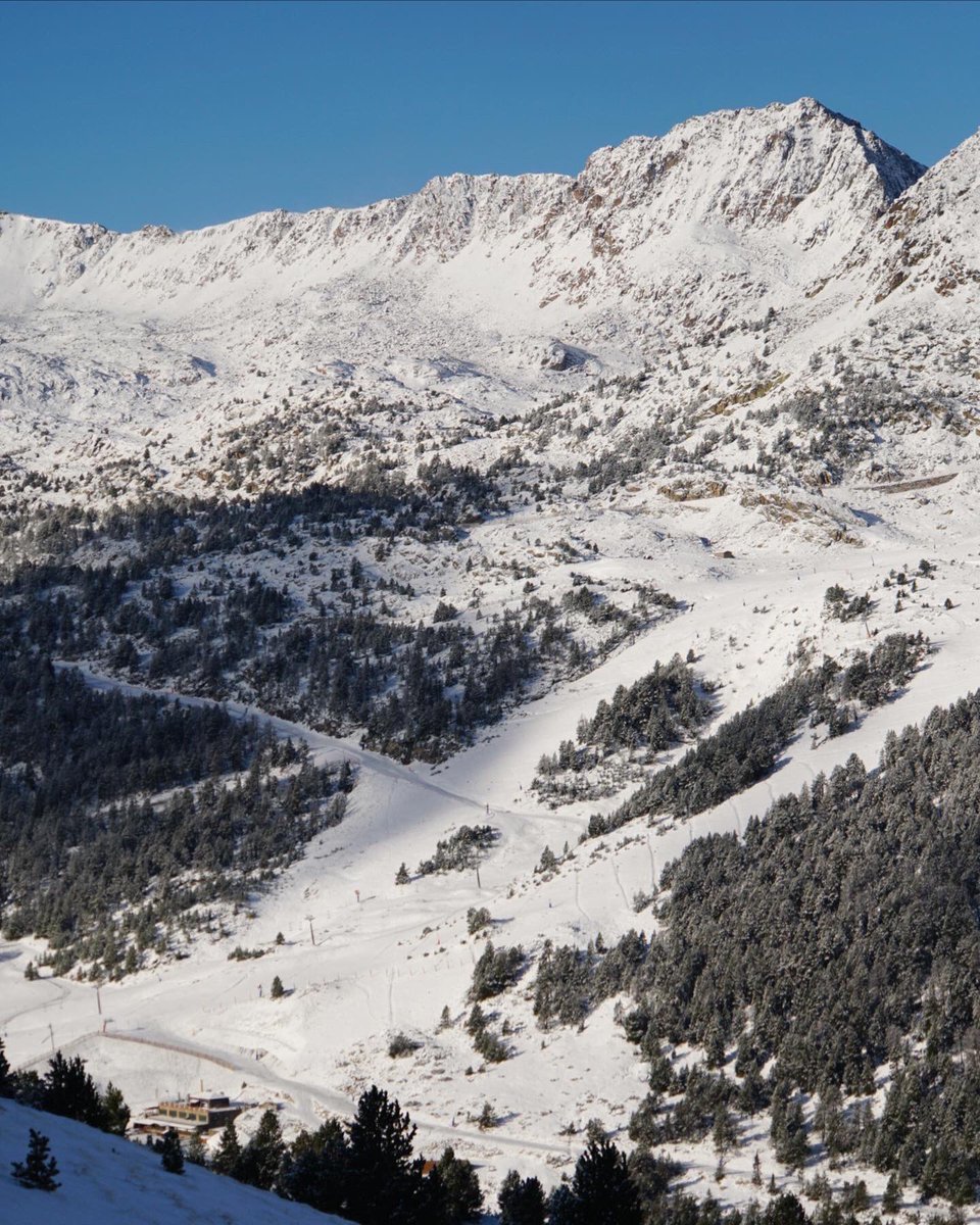 nwpowderdays's tweet image. #powderalert #andorra 27.09.2020
Así están las pistas en los sectores de Pas de la Casa y Grau Roig en @grandvalira 🙌🙌🙌💎🔝🇦🇩⛷🏂