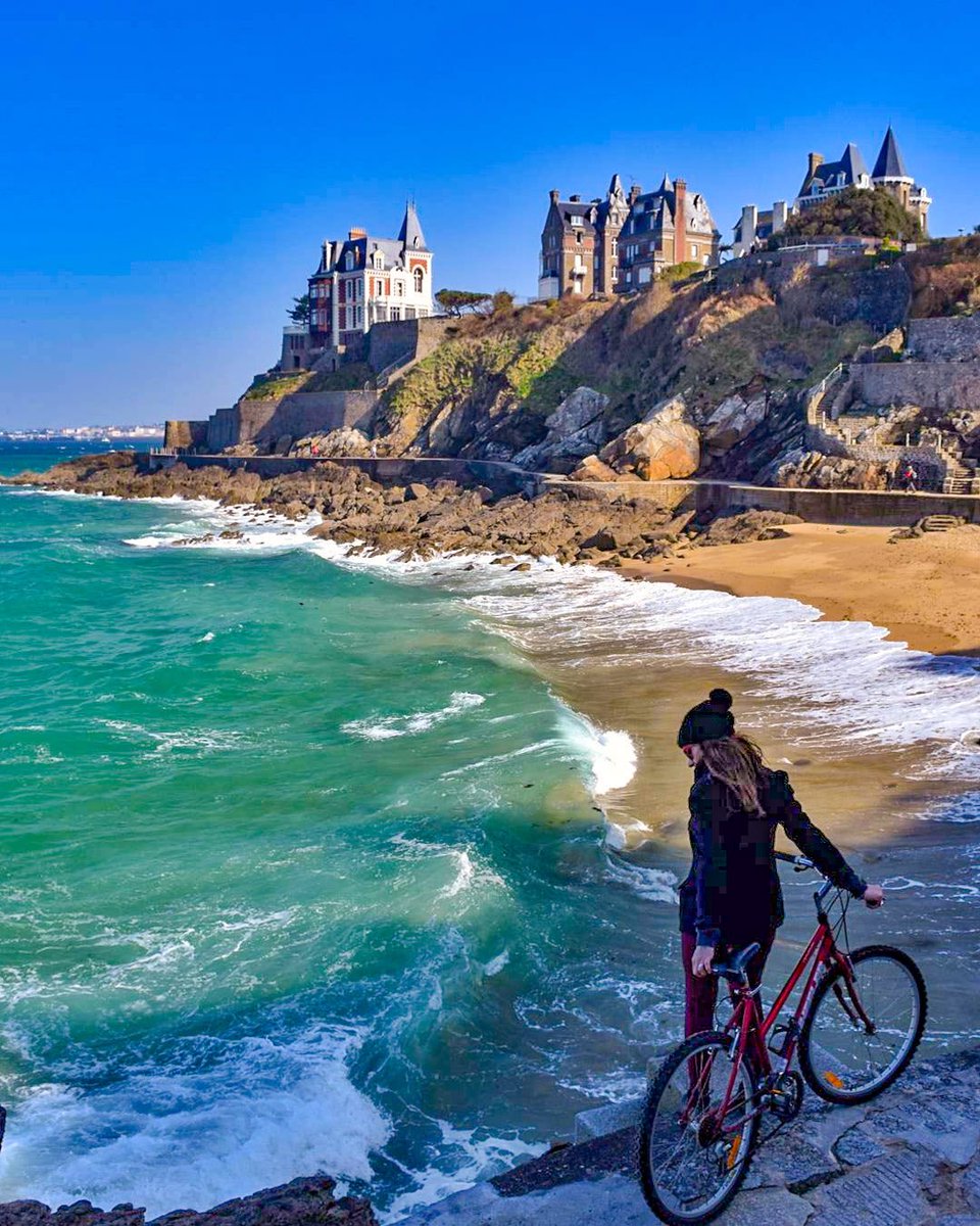 💙💚💛 Le bonheur de se balader sur la côte d’Émeraude 🚲 RT @Carolinelsln Du côté de #Dinard

#bretagne #MagnifiqueBretagne #illeetvilaine #hauteBretagne