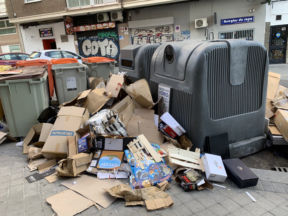 LauraGDPA's tweet photo. @Lineamadrid , @MADRID , @AlmeidaPP_ , @JMDArganzuela así está el contender de papel, vergonzoso tener esto al lado del @madridrio. En Calle Esteban de Arteaga, 3, Madrid https://t.co/wJMTIhRlsw