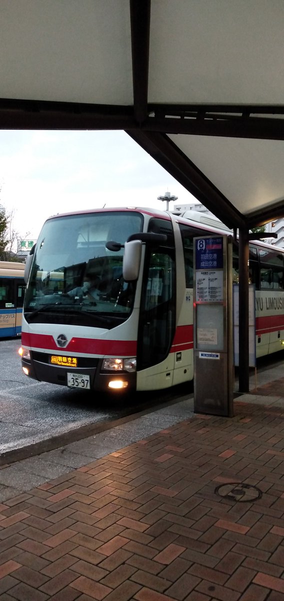 Goronex ジョイフルを神奈川県に呼び戻そう 17 30ころにセンター南駅を出発した羽田空港行き さすが京急 リムジンバスは無人でした このあとセンター北駅に寄るようでしたが 果たして乗客はいたのかな