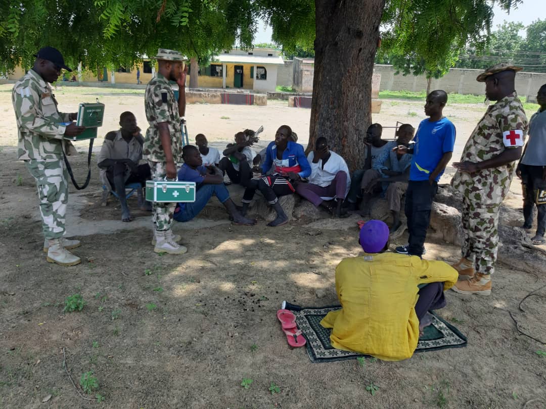 appollonhades's tweet photo. 13 suspected Boko Haram Terrorists alongside 6 women and 17 children from Kodila village have surrendered to troops of 151 Task Force Battalion at Banki Junction in Bama Local Government Area of Borno State following intensive kinetic operations.
#ourmilitaryiscapable https://t.co/lMUWgZmKaZ