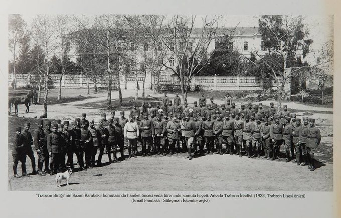 trabzonlisesi's tweet photo. Arkada Trabzon Lisesi. Önde Doğu cephesi komutanı Kazım Karabekir'in Trabzon Birliği. 
Yıl:1922
#trabzonlisesi https://t.co/njd29C5l1l