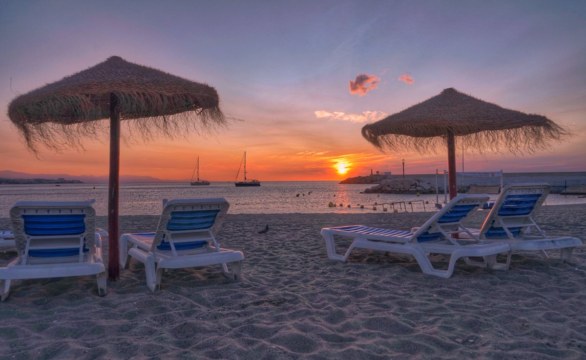 OrgullodeMalaga's tweet photo. Así amanecía hoy en #Fuengirola
Foto: @macaranza 
#SienteMLG https://t.co/ffITUW0y4m