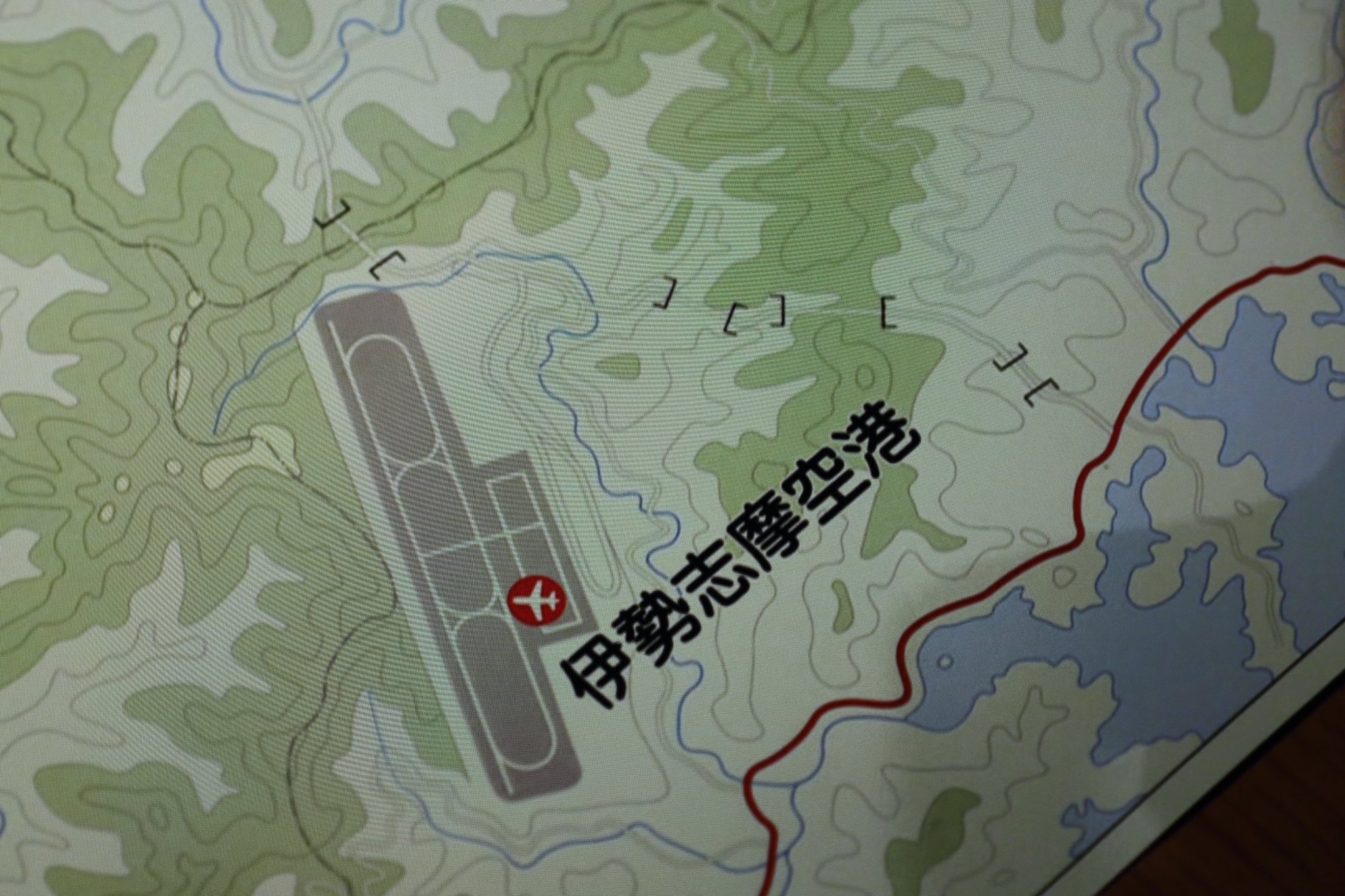 森田 博実 半沢直樹 の汚職の舞台 伊勢志摩空港を探しに行ってきました 度会郡南伊勢町伊勢路 空港の南端から少しのあたりに穂原郵便局があり村の中を北上しながら撮って行きましたが 県道７１９号線沿いの西側はずっと山で造成には相当費用と時間が