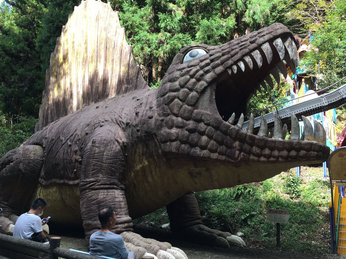 George 譲二 本日は阪南市へ家族でおでかけ Jr阪和線の山中渓駅降りてすぐの公園へ ここのすべり台は 4 5歳の子どもたちなら大喜びします 大きな恐竜さんの体内を通過できます 適度なスリルと自然の癒しを感じるスポットです わんぱく王国