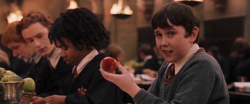 เห้ย ชั้นเพิ่งรู้5555555 ว่าที่เนวิลล์ถือลูกแก้วแล้วมันแจ้งเตือนว่าลืมอะไร คือลืมใส่เครื่องแบบนรฮอกวอตส์ แง55555555 ทำไมชั้นเพิ่งรู้