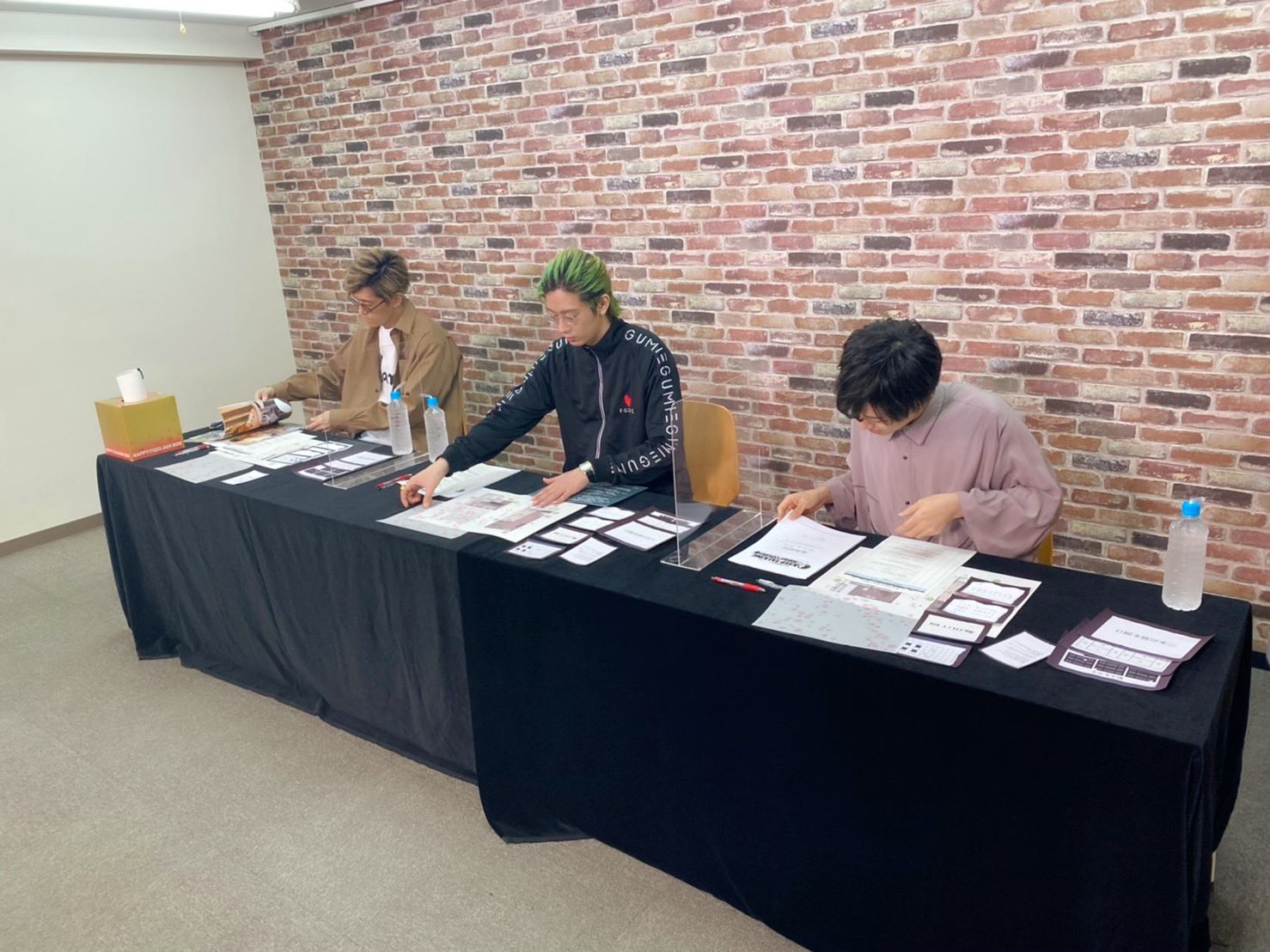 江口拓也 八代拓の さんたく 今夜の さんたく的マーダーミステリーnight 第二夜 まもなく19時より配信 チラ見せあるよ 9 27 19時 江口拓也 上西哲平 田所陽向 T Co Ovztmetash 視聴方法 記念グッズ詳細 T Co Hnwafnhh2v