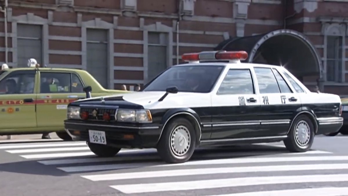 Atsuya Y31覆面パトカーは第8話でも現る 日産 セドリック4ドアセダン Y31後期型 黒 覆面パト仕様 00年放送の為 当時最新モデル ナンバーは 品川て25 09 第6話以来の登場 実は覆面パトカー仕様である 仮面ライダークウガ 第8話より