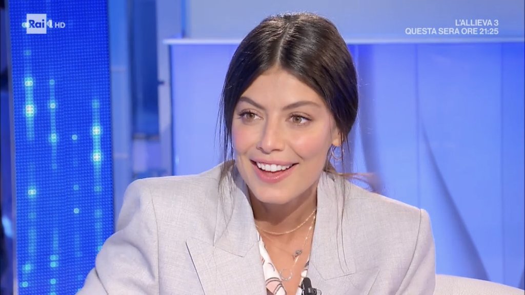BiasiErika's tweet photo. "Siete così meravigliosamente normali"👏👏

Zia Mara voce del popolo. Il segreto del successo di Lino e Alessandra è questa loro purezza,umiltà e semplicità. Non si sono mai montati  la testa e sono due attori straordinari❤ #DomenicaIn https://t.co/Linz8wTLkZ