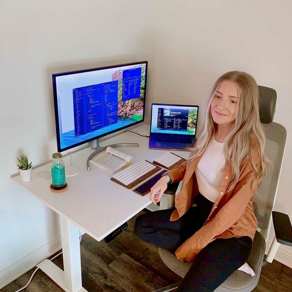 sense_comment's tweet photo. Credit -> • @juliacodes When you’re taking a photo but then you remember the bug you were working on earlier 🙃😅
-
-
-
-
-
#webprogramming #development #programming #web #dev #programmer #js #javascript #html #css #code #vscode #coding #macbook #businesswoman #hustle #workfr… https://t.co/q8Xr2LkEEJ