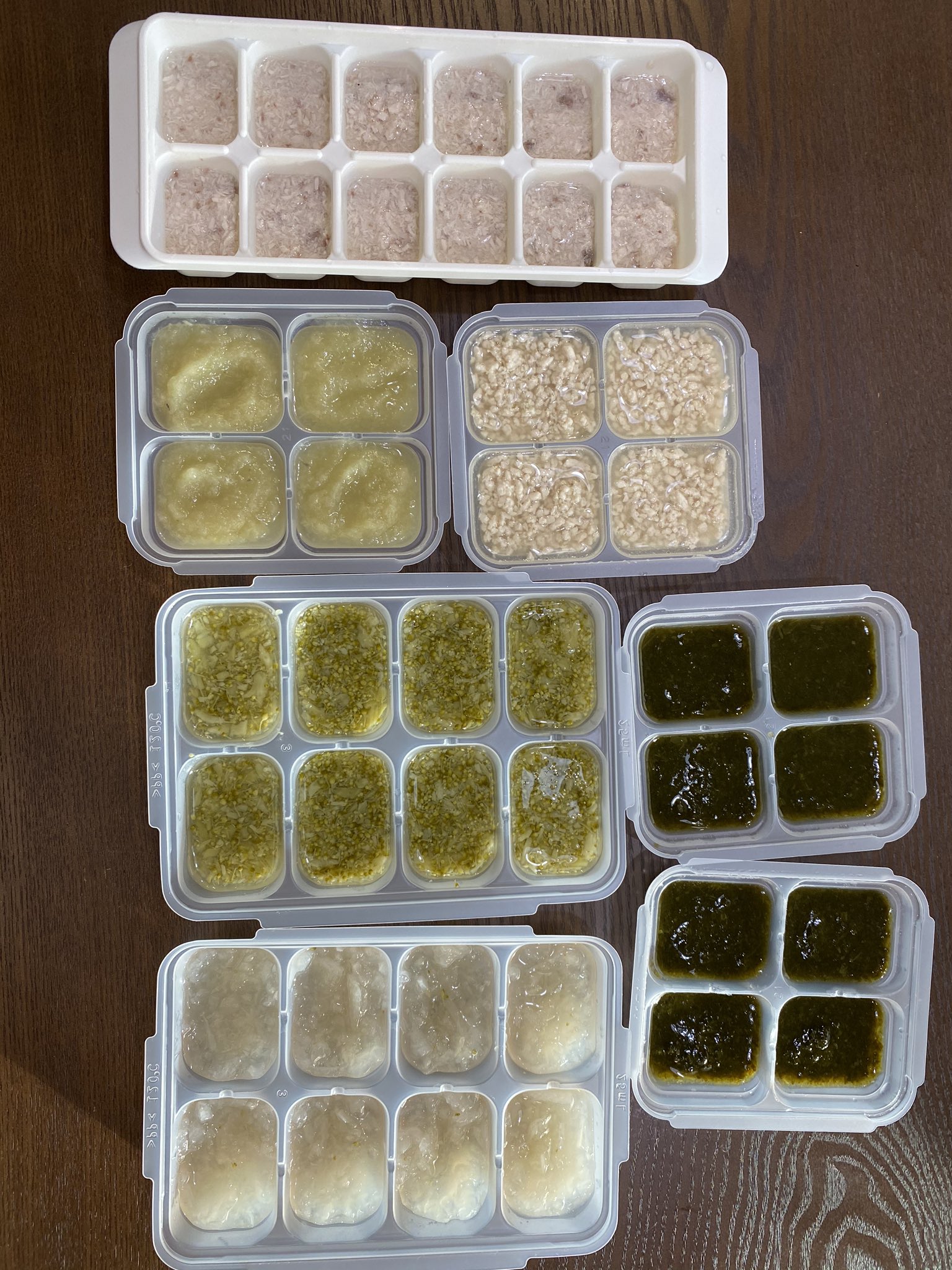 みぃ 1y7m 1m 離乳食中期 になって加減が難しい 大きいとむせるし 潰しすぎると練習にならないし なんとか今週も作れた離乳食ストック マグロ 鶏ひき肉が新しい食材 あとはキャベツ ほうれん草 ブロッコリー 大根 つーかーれーたー