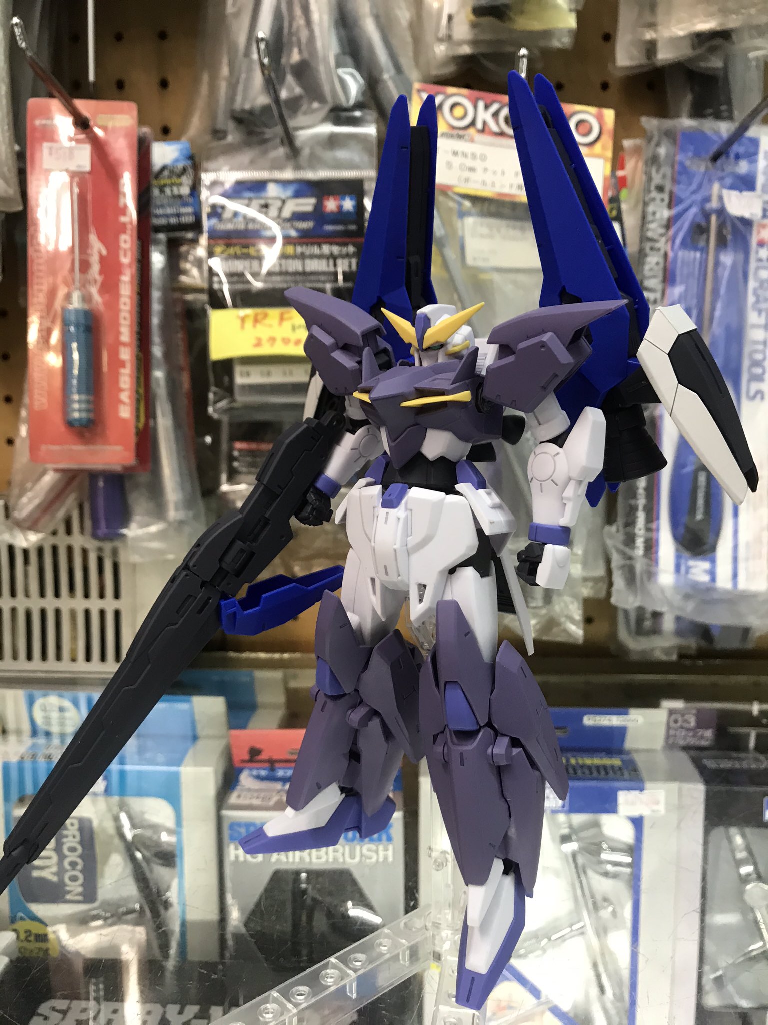 オーム模型 今日は一気にガンプラ２体展示しました ﾟ ﾟ 嘘です実質１ 3体くらいですね というわけでテルティウムアームズ装備の ガンダムアドバンスドテルティウムと Hgiboガンダム端白星を製作 本店で展示してます 名前といい装備といいaoz風
