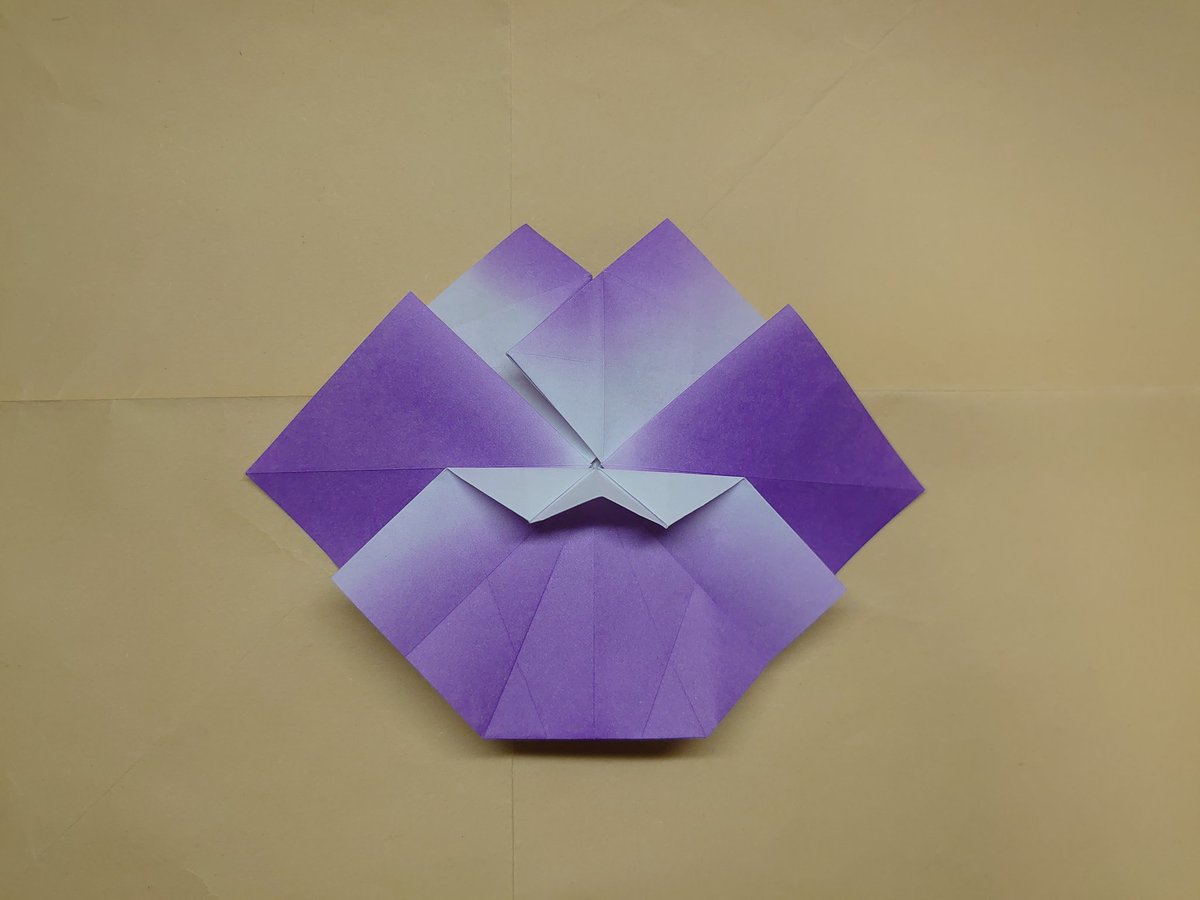 Taon 折り図本企画中 パンジー Origami Designed By Taon 折り紙作品 一見 蛇腹作品のようですが 実は22 5 系の性質を利用した構造になっています 1枚折り5弁のパンジーは意外と少ないようなので しっかり5弁折り出すよう注意してみました T
