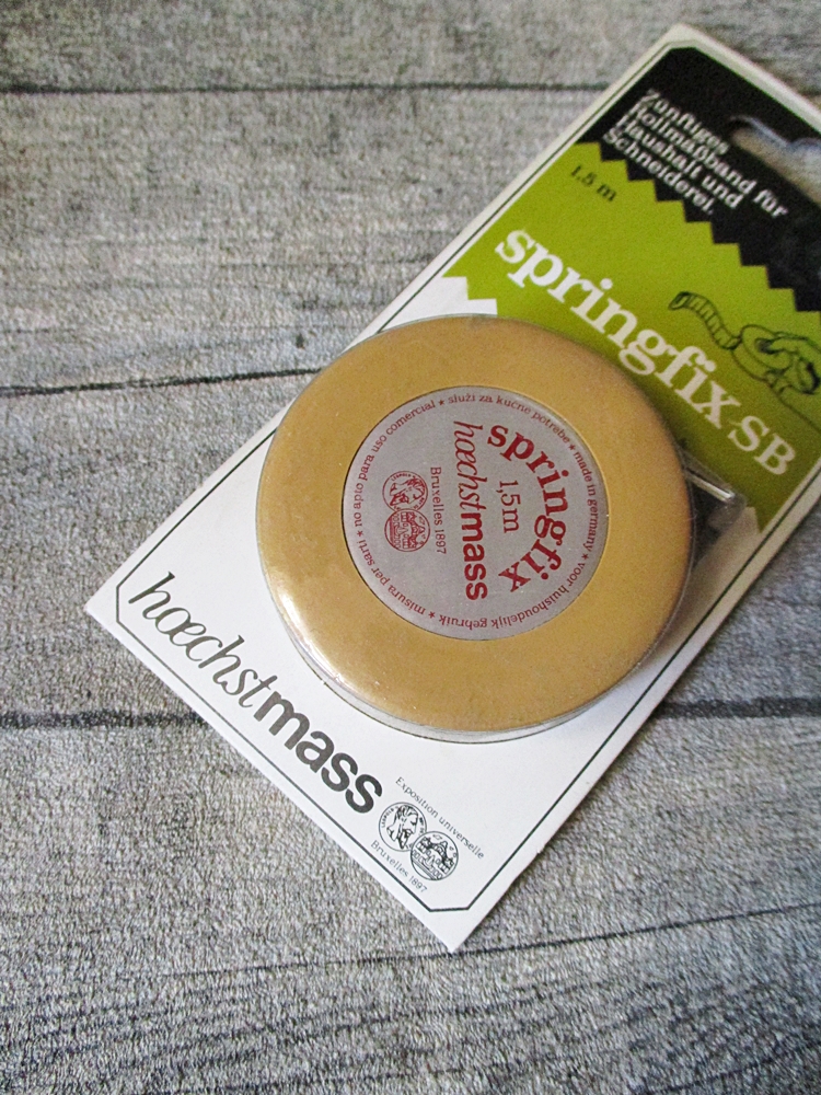 MONDSPINNE's tweet image. Im #Wochenendangebot: Dein #Bandmaß liegt mal wieder verknotet auf dem Nähtisch? Du hast keine Lust, es nach jedem Gebrauch von Hand aufzuwickeln? Dann hol Dir ein #Springfix! Die Springfix-Bandmaße rollen sich per Knopfdruck selbständig ein. 
mondspinne.de/produkt/1-mass…