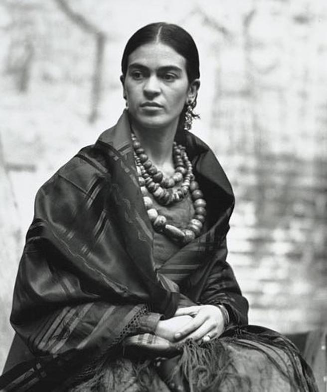 “La mujer que lee, almacena su belleza para la vejez”. 
Frida Kahlo
#Fuedicho