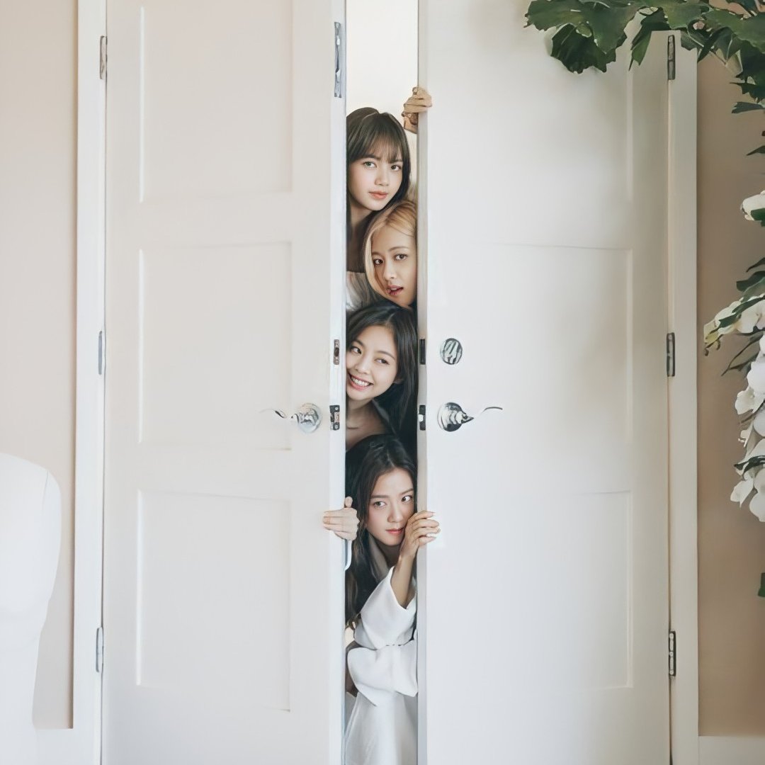 JENNIEHORMONES's tweet photo. 100 days with blackpink

— a jenlisa/chaelisa au wherein lisa, a blink joined a dance contest from yg entertainment wherein if you win, you'll get the chance to live with blackpink for one hundred days https://t.co/Y6eS5m0IeQ
