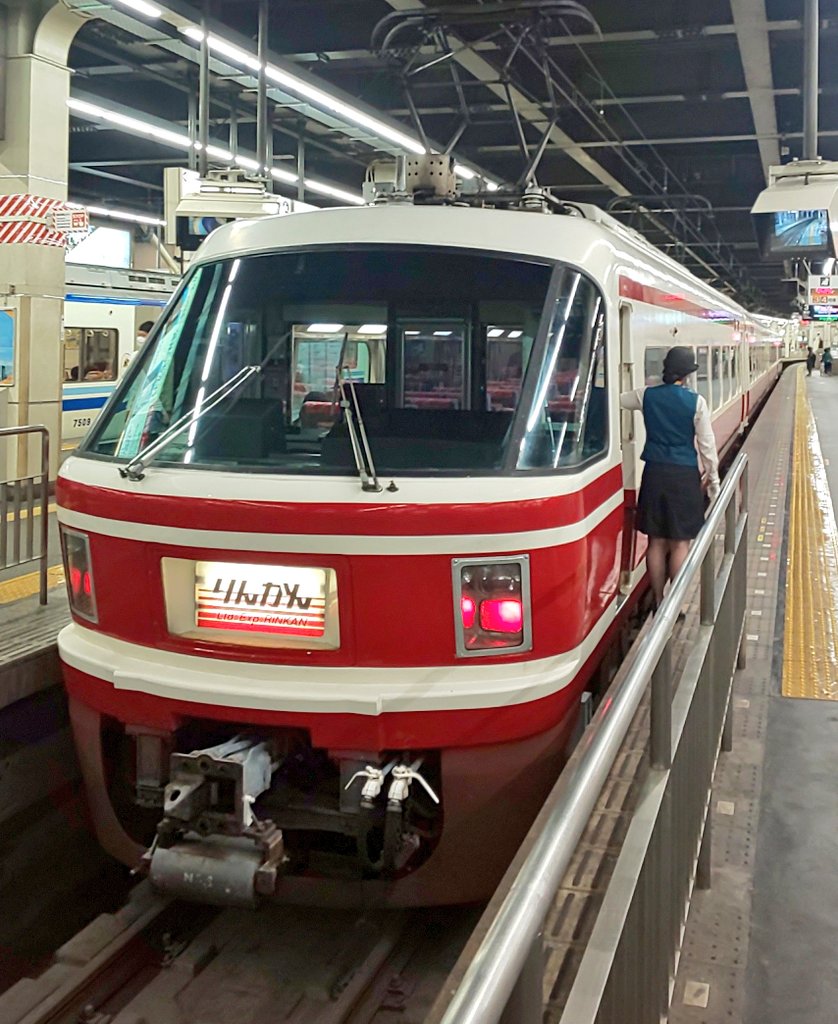 Twitter 上的 やす やすさん 南海難波駅にて 特急りんかんと特急泉北ライナー 女性車掌さん衣替えしてました 泉北ライナーで快適に帰ります 特急りんかん 泉北ライナー T Co 6kv79lhdvq Twitter