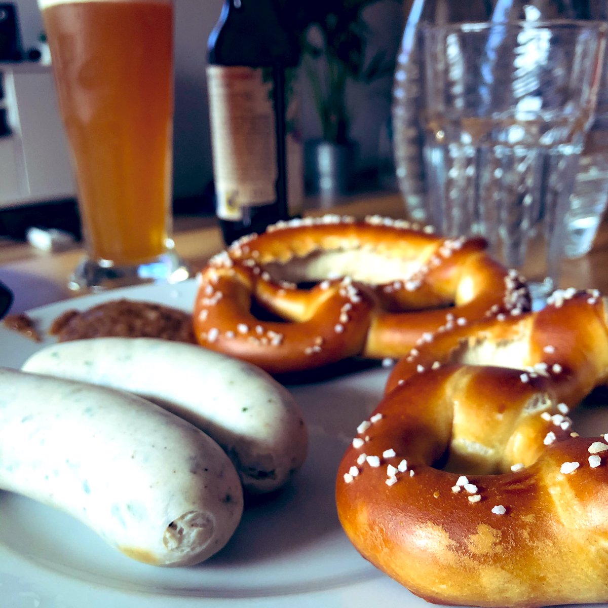tomfunker's tweet photo. Ich beginne den Tag, indem ich meine Weißwurst zuzel! 
#moini https://t.co/Wb9RAQNja6
