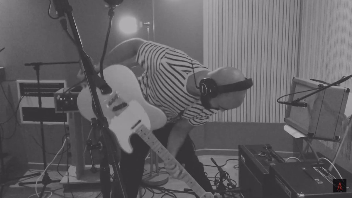 A veces quieres romper todo y mandarlo al carajo? Este soy yo, y también este es el resultado de la energía que produce el Fuzz en estéreo y un ampli de bajo, todo al mismo tiempo.

Del sonido de ROTIVAL me siento muy satisfecho. Óyelo aquí 👇

youtu.be/Yujtv4OZ1yo