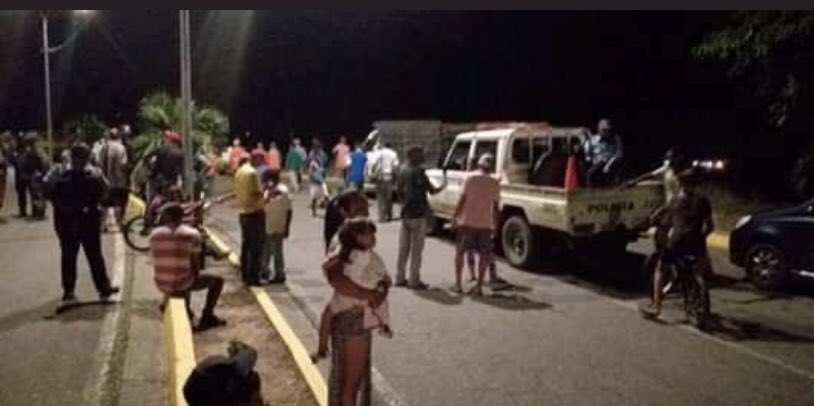 GabrielGalloG's tweet photo. #26sep y #27Sep desde las 10:00pm hasta las primeras horas de la Madrugada del día de hoy, el pueblo de Aroa Municipio #Bolivar #Yaracuy en protesta, Cacerolazo Nocturno contra el régimen que militarizó durante el día al municipio para evitar protestas. https://t.co/oBTtr1o8fj