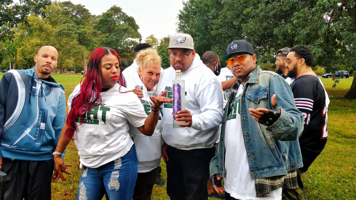 CAUSTDRAVEN's tweet photo. Another #Cypher in the can. A few actually. More #pics #otw when I get a chance. #ShoutOut to the Underground Heat Cypher Fam.
#UndergroundHeatCypher #UHC #WalkinDead #ReadingRoyalz #Resurgence #4rzUp #HipHop #OneROQVodka #Bender #JohnBender <-YUP https://t.co/jqgUwsHZJC