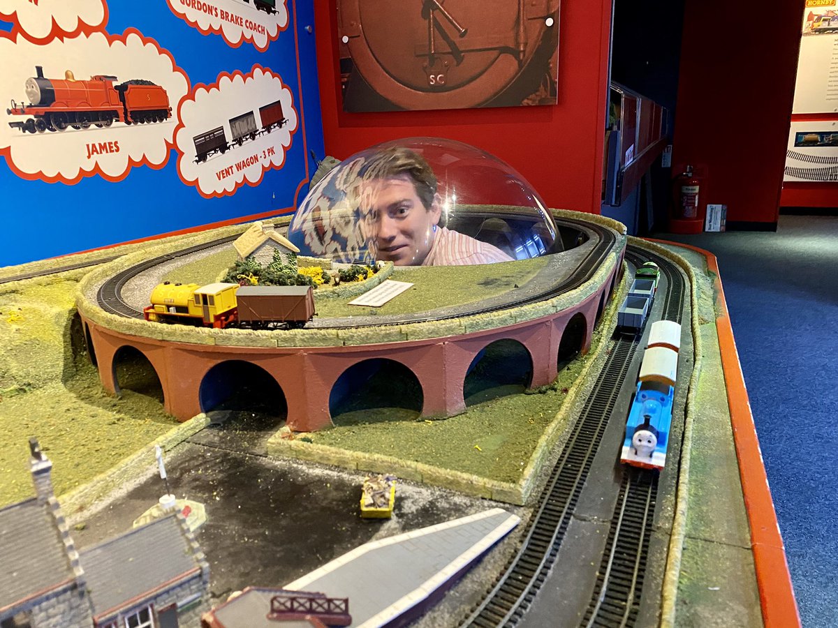 This week, I had a meeting at  @Hornby’s Margate HQ. Afterwards, we were kindly given a site tour inc Visitor Centre (shut til 2021), old modelmaking factory, trade displays PLUS a private full-size train collection inc a Eurostar. With permission, here are some highlights: (1/12)
