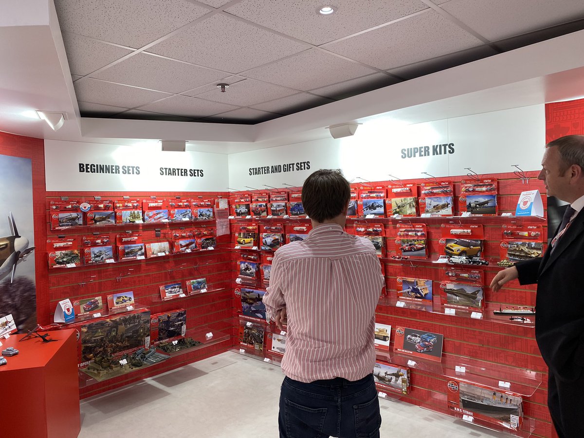 Tim Mulhall (COO) showed us the trade area displays: Hornby Hobbies now owns not just  @hornby but  @Airfix  @Humbrol  @corgi  @HornbyFrance  @Scalextric (and more) so there’s an IKEA-style walkthrough of all brands’ key ranges. I’d no idea Airfix had so many kits on sale..(2/12)