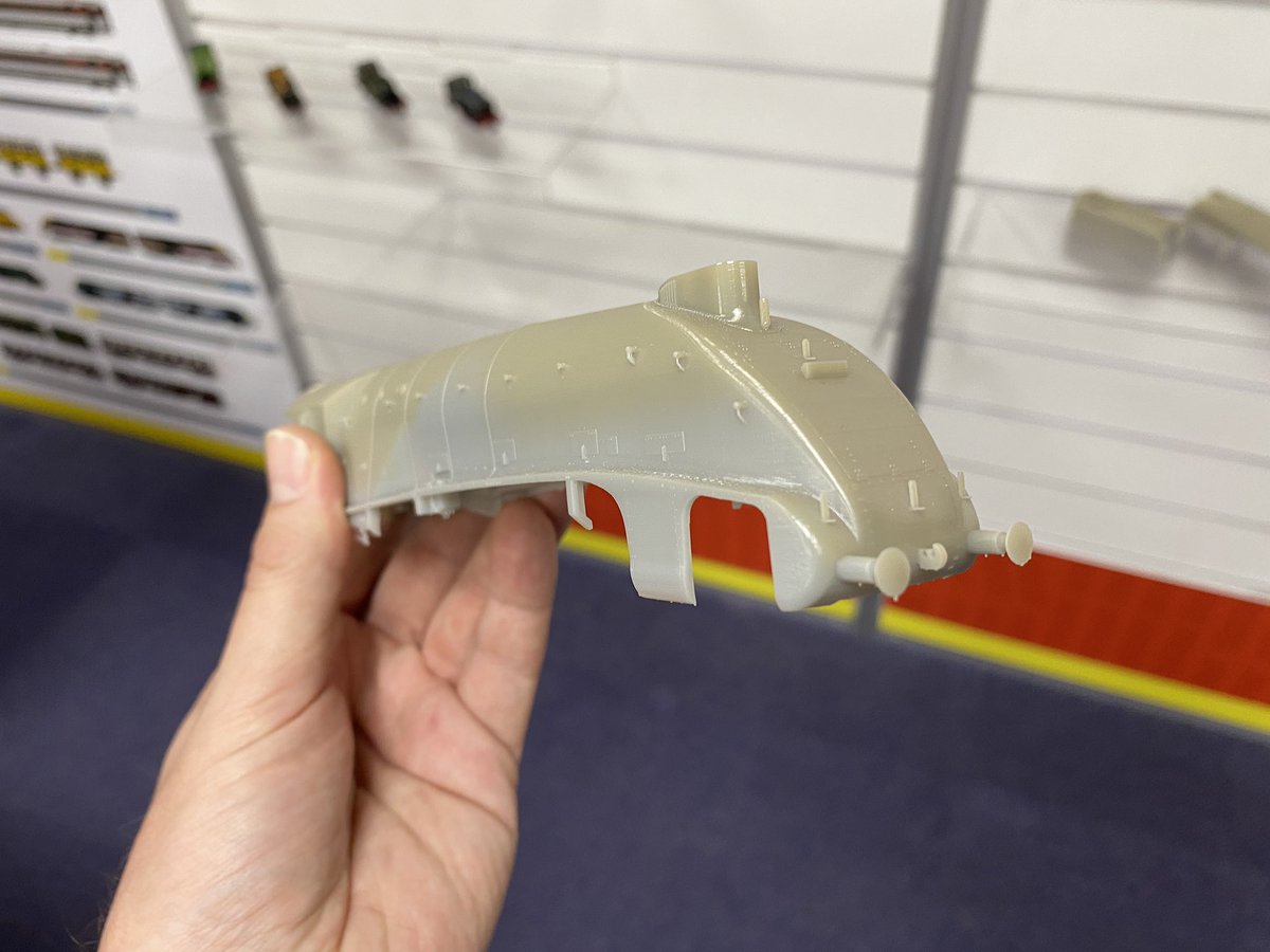 But they let me ACTUALLY TOUCH some pre-production samples of Gresley’s Hush Hush W1 loco though. Oh and look it’s James Bond’s Aston Martin: the most popular  @corgi car ever, with many millions made. And ooh MORE new  @hornby: it’s the  @networkrail Flying Banana! (5/12)