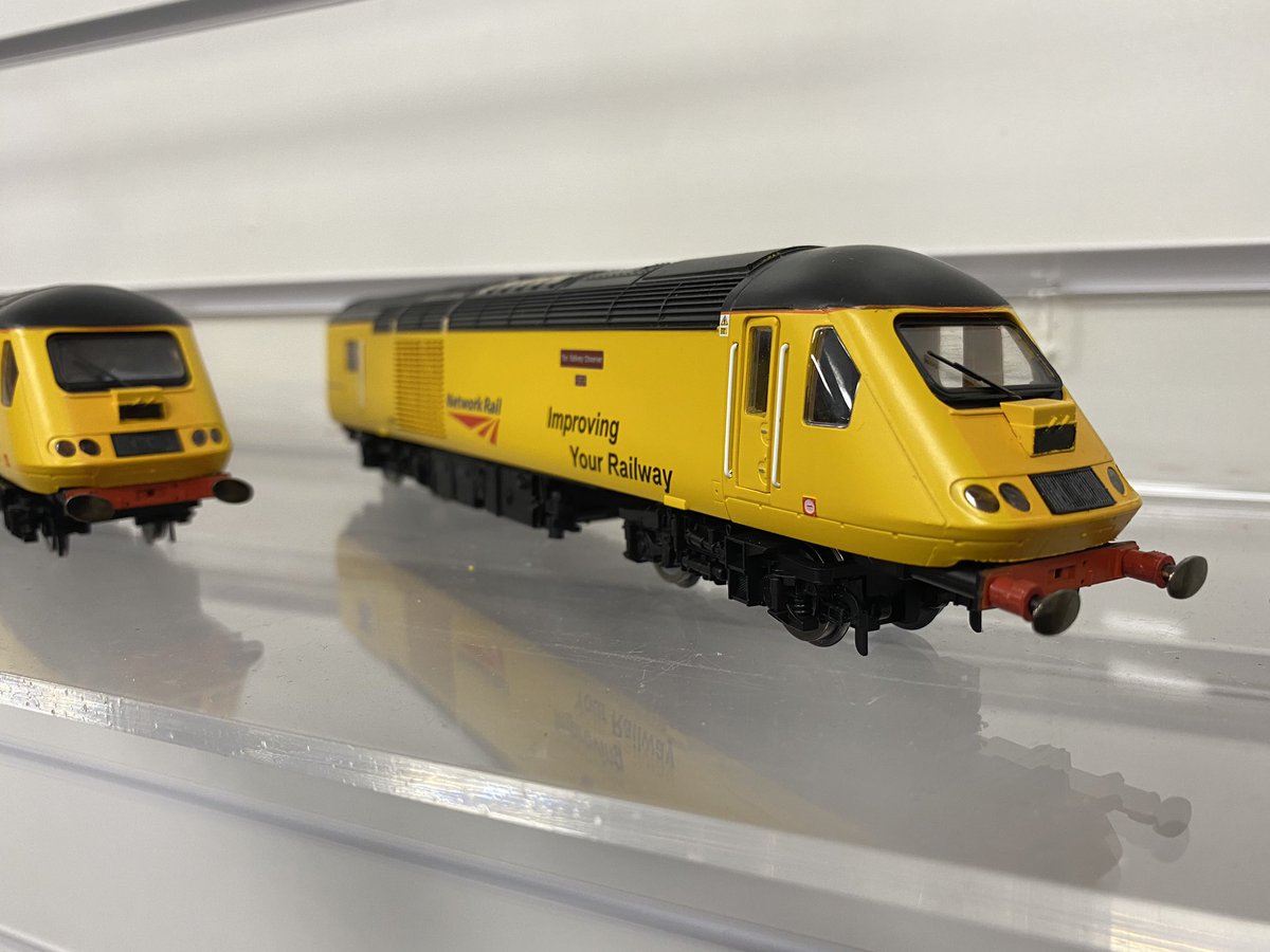 But they let me ACTUALLY TOUCH some pre-production samples of Gresley’s Hush Hush W1 loco though. Oh and look it’s James Bond’s Aston Martin: the most popular  @corgi car ever, with many millions made. And ooh MORE new  @hornby: it’s the  @networkrail Flying Banana! (5/12)