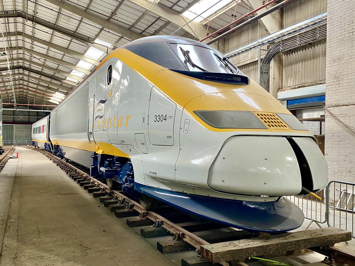 Out the back is Jeremy Hosking’s private railway collection. Yes that’s a Eurostar. Yes that’s  @IMechE Class 47. Yes that’s a Deltic. And yes that’s a Wickham Railcar (similar as seen in St Trinian’s Great Train Robbery). This is not open to public aside frm rare open days.(7/12)