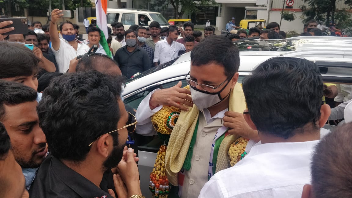nalapad's tweet image. The Bangalore Central youth Congress welcomed the CWC member and Karnataka state incharge @rssurjewala at Palace grounds, Bengaluru today on his maiden visit after assuming the position as State incharge.