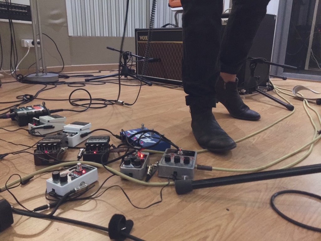 “Las guitarras” de <a href="/_rotival_/">ROTIVAL</a> realmente es una sola. Se conmuta a dos amplis de guitarra y uno de bajo. Hay un Big Muff y dos octavadores, uno de @BossFX_US y el Pitch Fork de <a href="/EHX/">Electro-Harmonix</a> Hay delay, reverb, puerta de ruido y compresión. Parece fácil jajaja 

👇
youtu.be/Yujtv4OZ1yo