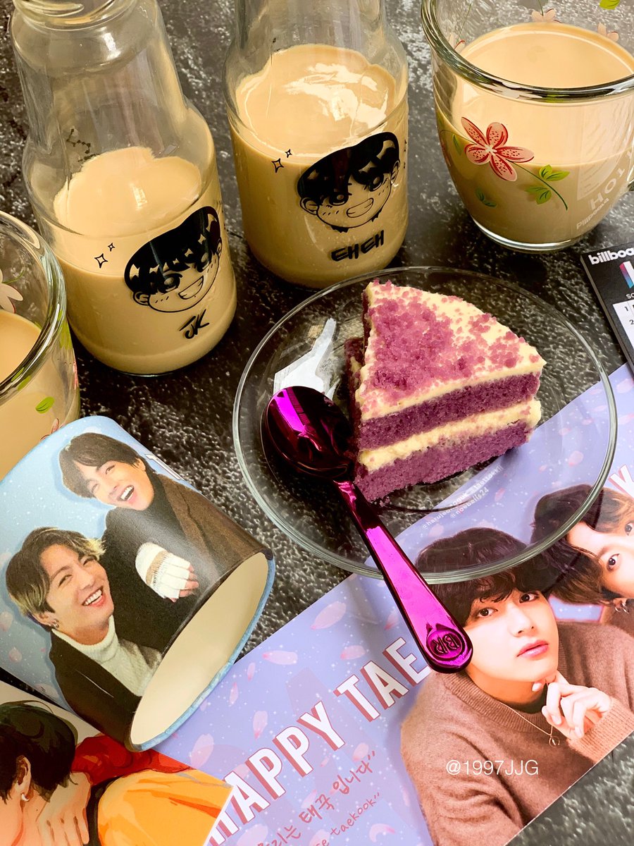 1997JJG's tweet photo. ⋆⁺♡︎₊⋆ taekook home cse by @0405TAEKOOK .•₍ᐢ..ᐢ₎ 🧸❣️

love the mini sintra boards w the bbhot100 chart and tk fa ☺︎︎

yummy caramel n vanilla latte 태태 JK chibin bottles (w espresso shots!!) from @Purple7Cafe 🧁 + ube cream cake from my friend~ #k__eat https://t.co/ZLORRTFR3S