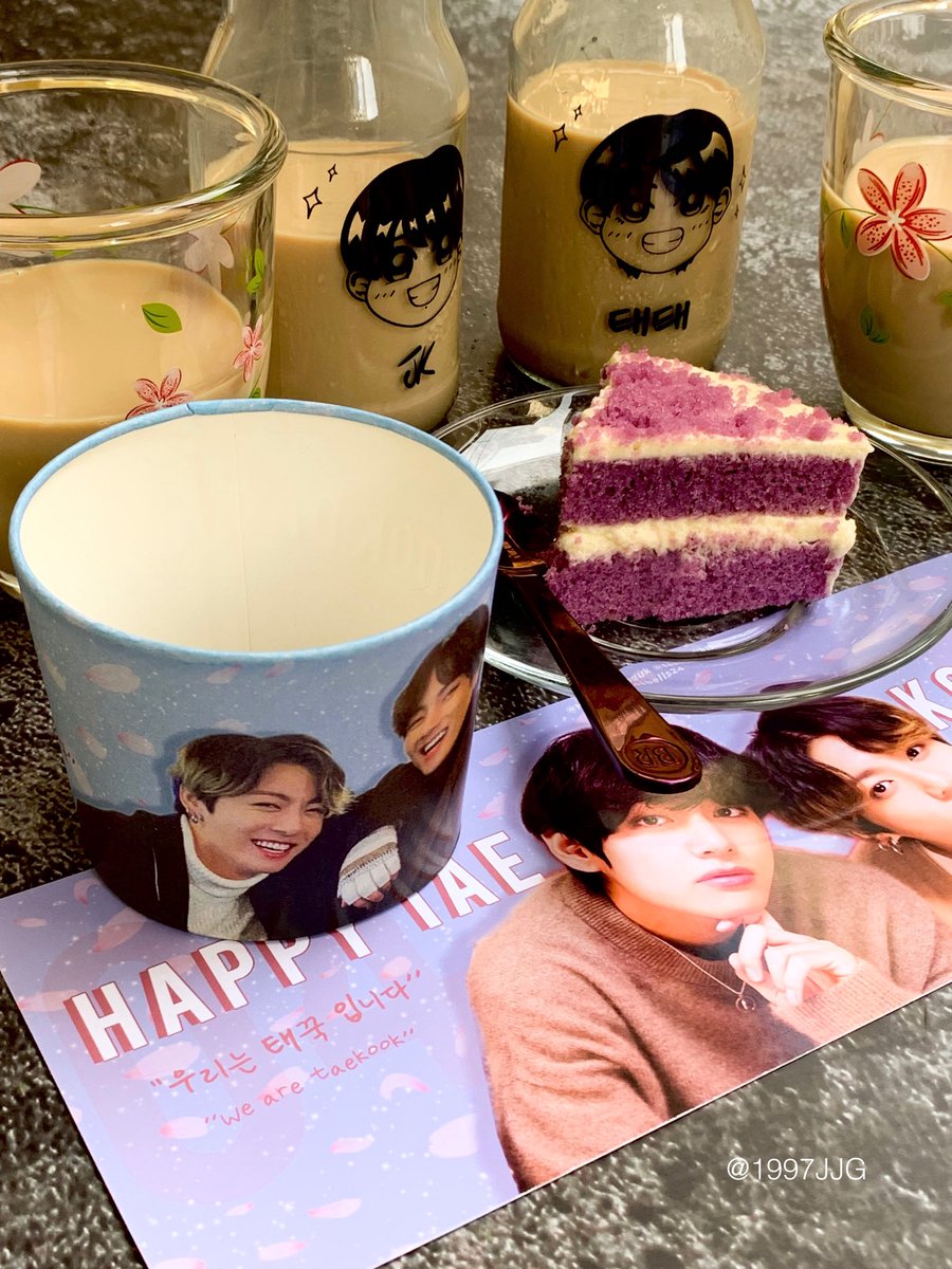 1997JJG's tweet photo. ⋆⁺♡︎₊⋆ taekook home cse by @0405TAEKOOK .•₍ᐢ..ᐢ₎ 🧸❣️

love the mini sintra boards w the bbhot100 chart and tk fa ☺︎︎

yummy caramel n vanilla latte 태태 JK chibin bottles (w espresso shots!!) from @Purple7Cafe 🧁 + ube cream cake from my friend~ #k__eat https://t.co/ZLORRTFR3S
