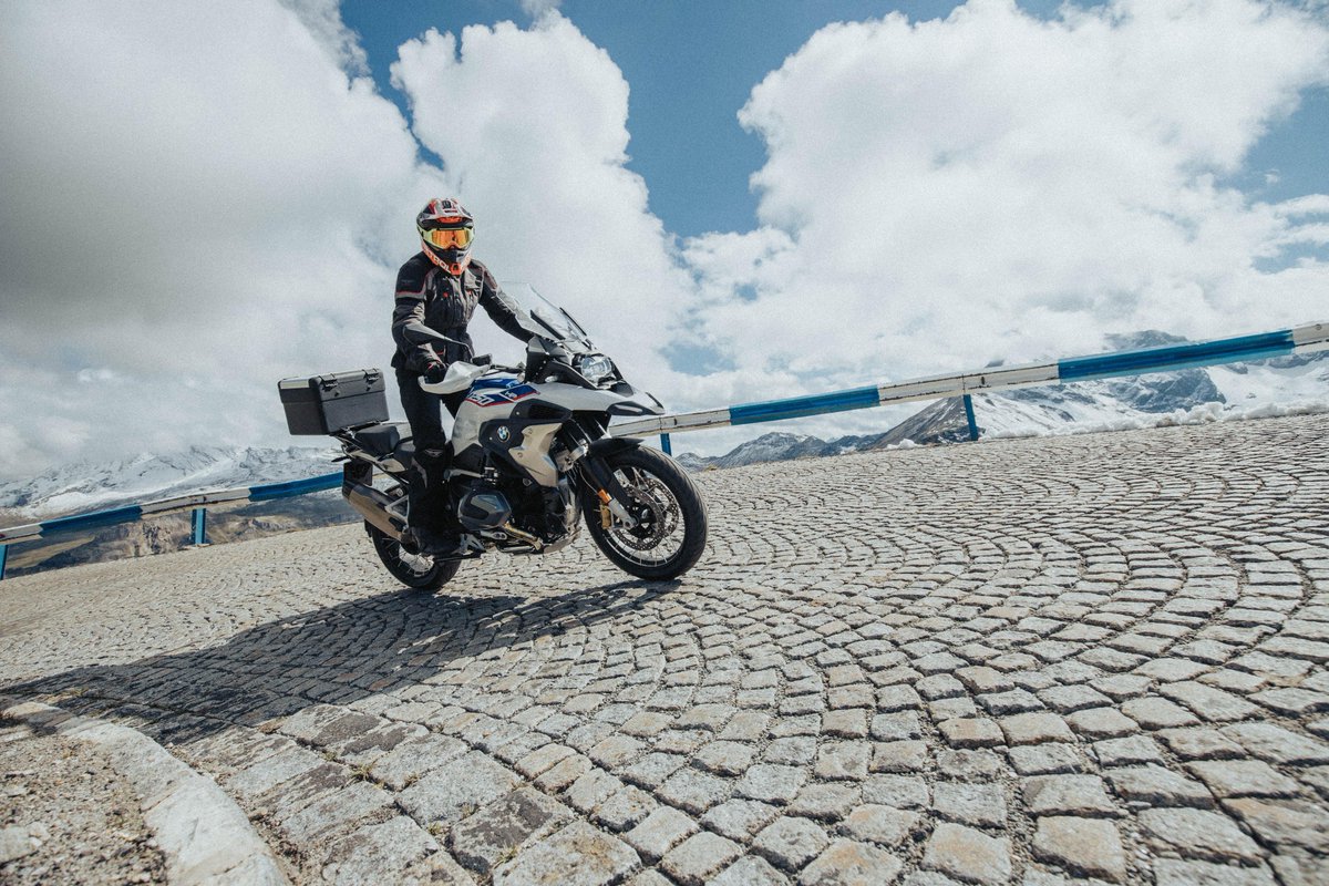 TrelleborgGroup's tweet photo. 🏍🏔 A short escape from everyday’s hustle. Mountain roads, stunning views & Mitas TOURING FORCE for a confident and comfortable ride.
#mitasmoto #ridemitas #touringforce
Simon Marčič Racing
Grossglockner Hochalpenstrasse
📷 @denisjanezic https://t.co/HZJZJAuWnM