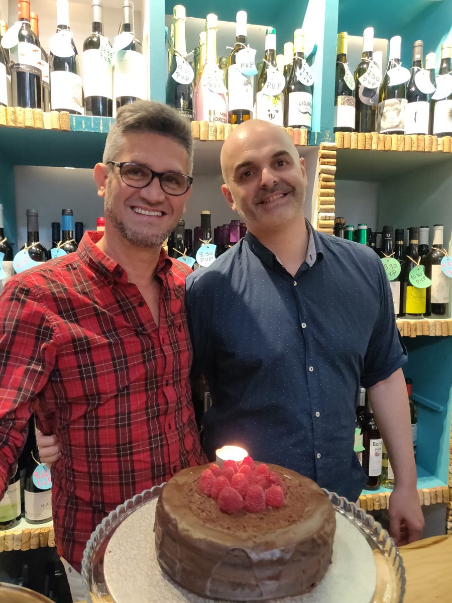 Hemos cumplido 5 años en Vinateria Rosaluna. Muchas gracias a todos los que habéis venido a nuestro espacio de vinos y emociones y lo habéis hecho posible. Queremos que sigáis viniendo para disfrutar de momentos de amistad, alegría y felicidad.